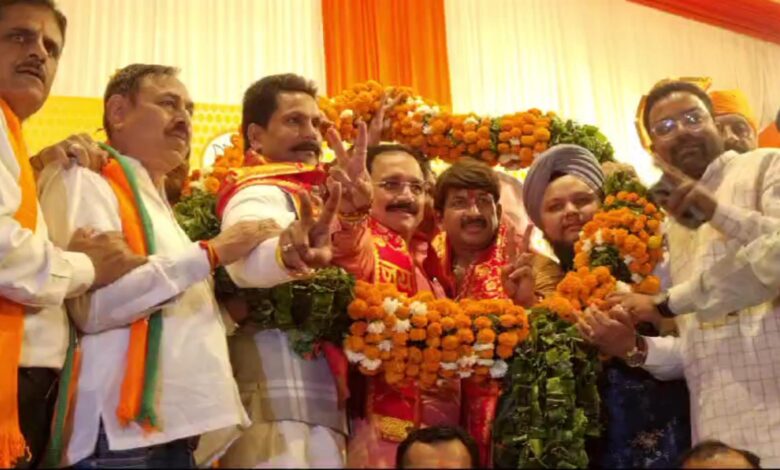 दिल्ली में AAP और कांग्रेस को लगा करारा झटका, 300 से ज्यादा नेता और कार्यकर्ता BJP में हुए शामिल