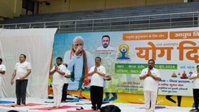 International Yoga Day: नोएडा स्टेडियम में सांसद महेश शर्मा और राज्यमंत्री ब्रजेश सिंह ने किया योग