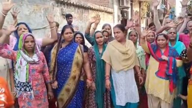 Delhi water crisis: देवली विधानसभा क्षेत्र के लोगों ने पानी की समस्या को लेकर विरोध प्रदर्शन किया