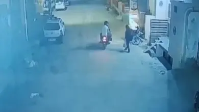 दिल्ली मेट्रो में काम करने वाली एक युवती के साथ बाइक सवार दो युवकों ने छेड़छाड़ की