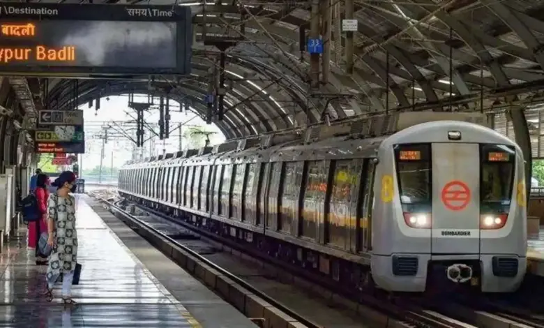 25 मार्च को होली के दिन एनएमआरसी और डीएमआरसी ने मेट्रो की समय सारणी में बदलाव किया गया है। नोएडा से संचालित होने वाले एक्वा लाइन मेट्रो सेवा दोपहर 2 बजे शुरू की जाएगी।