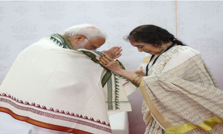 प्रधानमंत्री नरेन्‍द्र मोदी ने कल पद्म विभूषण से सम्मानित अभिनेत्री वैजयंतीमाला से मुलाकात की
