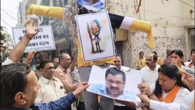 CM केजरीवाल से इस्तीफा की मांग को लेकर BJP ने लक्ष्मी नगर इलाके में किया विरोध प्रदर्शन