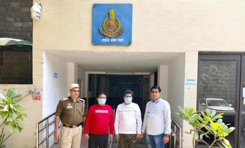 जगतपुरी पुलिस ने बलदेव पार्क इलाके से सट्टा खेलने के आरोप में दो लोगों को किया गिरफ्तार, दो मोबाइल और 4500 रुपया कैश बरामद
