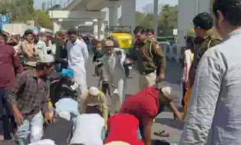 इंद्रलोक में सड़क पर नमाज अदा कर रहे लोगों को दिल्ली पुलिस के जवान ने मारी लात, दिल्ली पुलिस ने किया सस्पेंड