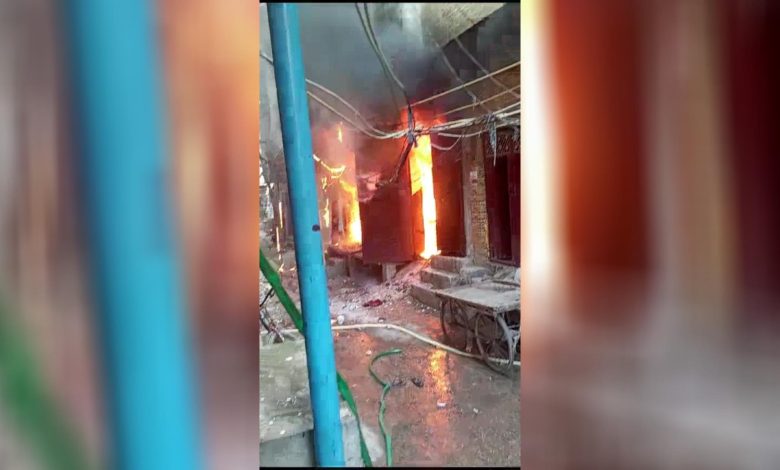 Delhi Fire: खजूरी खास इलाके की एक बिल्डिंग में लगी आग, जान बचाने के लिए भागी महिला का टूटा पैर