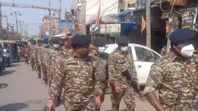 दिल्ली के सीलमपुर सहित अन्य संवेदनशील इलाकों में पुलिस टीम ने अर्धसैनिक बल के जवानों के साथ इलाके में गश्त किया