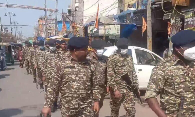 दिल्ली के सीलमपुर सहित अन्य संवेदनशील इलाकों में पुलिस टीम ने अर्धसैनिक बल के जवानों के साथ इलाके में गश्त किया