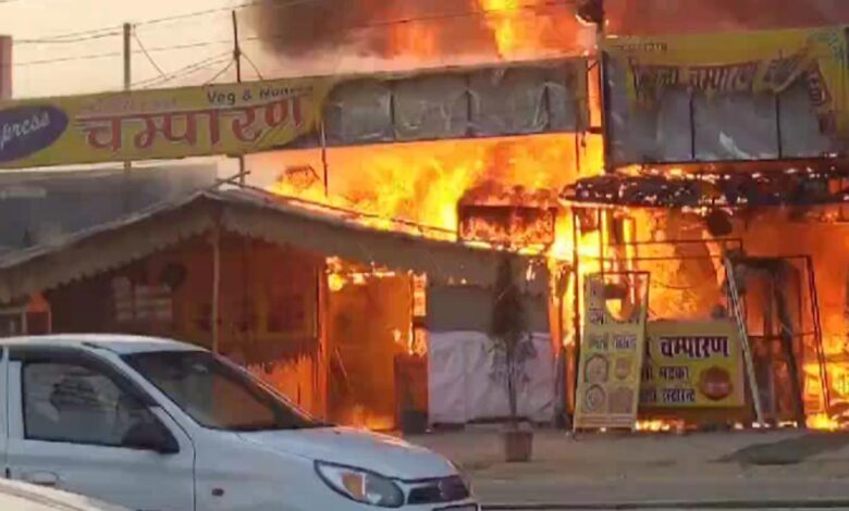 ग्रेटर नोएडा वेस्ट गौर सिटी चौक के पास लगी भीषण आग, कई दुकानें जलकर हुई खाक