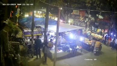 दिल्ली के साप्ताहिक बाजार में मौत बनकर घुसी कार, गुस्साई भीड़ ने तोड़फोड़ के बाद वाहन को पलटा