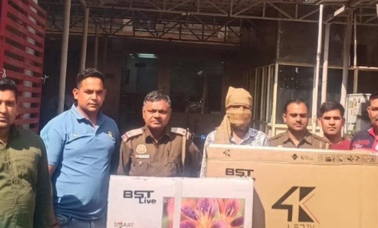 शाहदरा की एक इलेक्ट्रॉनिक शॉप में चोरी करने वाले शातिर चोर गिरफ्तार, दो LED TV और एक म्यूजिक सिस्टम बरामद