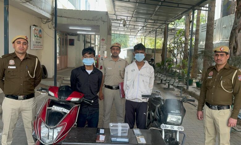 पांडव नगर में एक नाबालिक सहित तीन स्नैचर गिरफ्तार, 5 मोबाइल फोन,1चाकू,2 मोटरसाइकिल और 1 स्कूटी बरामद