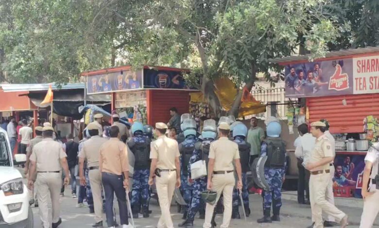 CM केजरीवाल की गिरफ्तारी के बाददिल्ली के कई इलाकों में सुरक्षा कड़ी, DDU मार्ग बंद
