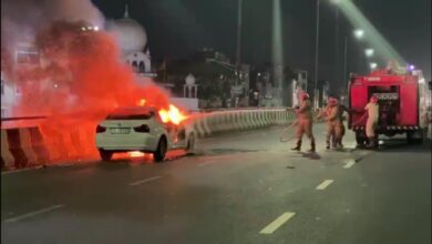 दिल्ली के नेशनल हाईवे 9 पर चलती हुई BMW कार में अचानक लगी आग