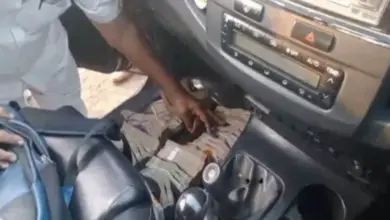 फेज दो पुलिस की टीम ने सोमवार दोपहर भंगेल बाजार के पास कार से तीन लाख रुपये नगद बरामद किए