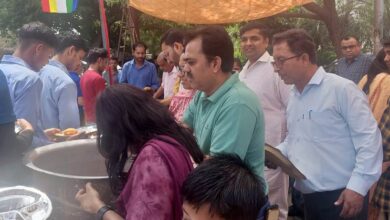भगवान महावीर के जन्म कल्याणक महोत्सव पर ग्रेटर नोएडा वेस्ट की सोसायटी चेरी काउंटी में जैन समाज द्वारा विशाल वात्सल्य भोज (भंडारा) का आयोजन किया गया