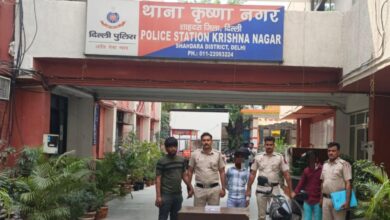 दिल्ली कृष्णानगर थाना पुलिस ने तीन कुख्यात बदमाशों को किया गिरफ्तार, चाकू और बाइक बरामद