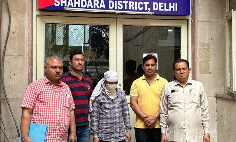 दिल्ली में अवैध हथियार और चोरी के मोबाइल सप्लाई करने वाला बदमाश सीमापुरी इलाके से गिरफ्तार