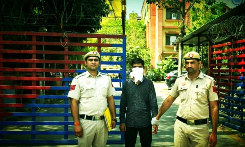 जीटीबी एनक्लेव थाना पुलिस ने एक सक्रिय कुख्यात बदमाश को रेलवे लाइन के पास से किया गिरफ्तार