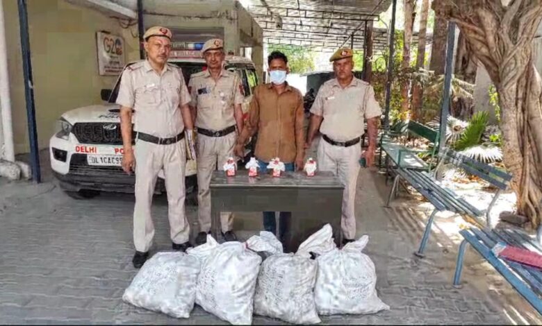 दिल्ली के पांडव नगर पुलिस ने एक शराब तस्कर को किया गिरफ्तार, 480 क्वार्टर अवैध शराब बरामद