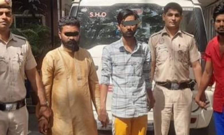 दिल्ली के गांधी नगर थाना पुलिस ने कारखाने से जींस चोरी करने वाले तीन आरोपियों को किया गिरफ्तार