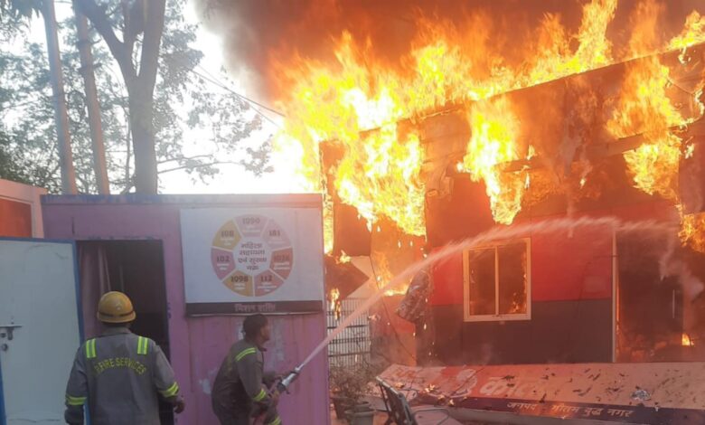 ग्रेटर नोएडा के कासना थाने में लगी आग 4 दर्जन मोटरसाइकिल और कोतवाल का दफ्तर जलकर हुआ स्वाहा