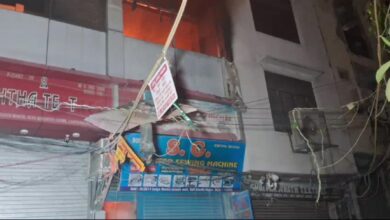 Breaking News दिल्ली के Gandhi Nagar कपड़ा मार्केट की दुकान में भीषण आग, लाखों का माल जलकर खाक