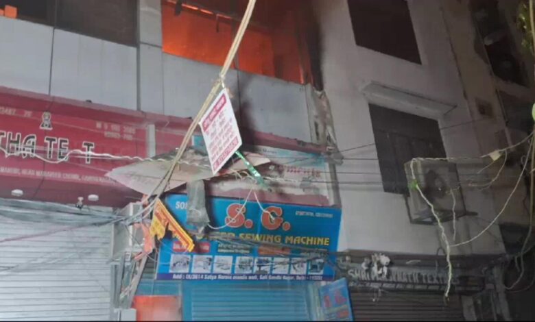 Breaking News दिल्ली के Gandhi Nagar कपड़ा मार्केट की दुकान में भीषण आग, लाखों का माल जलकर खाक