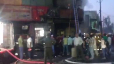 UP के Aligarh के ट्रांसफार्मर में शॉर्ट सर्किट से होटल में लगी आग, 6 दुकानें जलकर राख, 1 की मौत