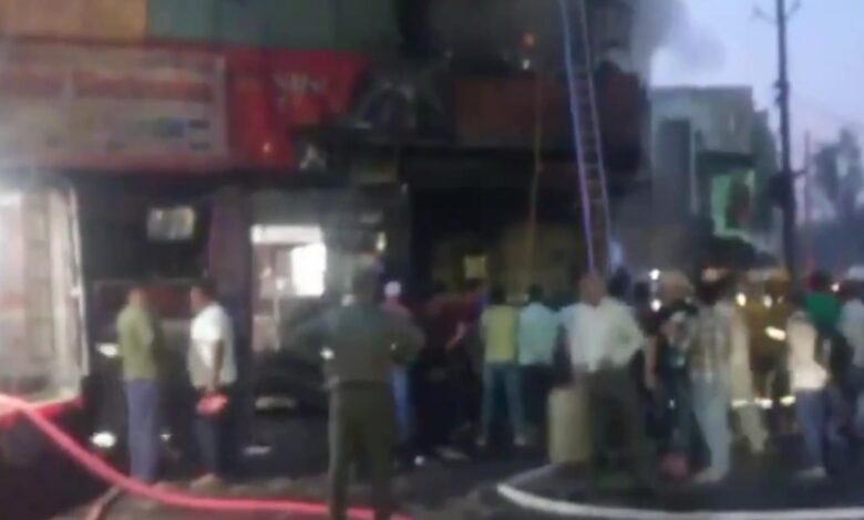 UP के Aligarh के ट्रांसफार्मर में शॉर्ट सर्किट से होटल में लगी आग, 6 दुकानें जलकर राख, 1 की मौत