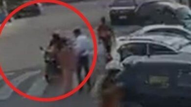 नोएडा में बाइक सवार बदमाशों ने महिला के गले से लूटी सोने की चेन, सामने आया वीडियो