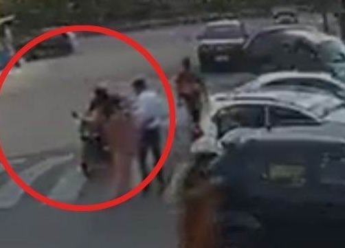 नोएडा में बाइक सवार बदमाशों ने महिला के गले से लूटी सोने की चेन, सामने आया वीडियो