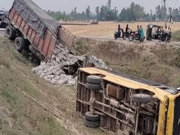 Khatima: मुख्यमंत्री की सभा के लिए जा रही बस की ट्रक से हुई भिड़ंत, गाड़ी अनियंत्रित होकर पलटी, 22 बच्चे घायल