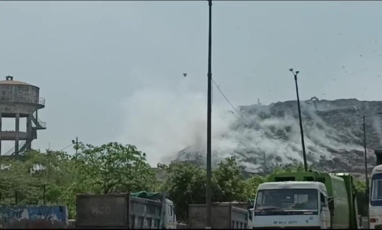 दिल्ली के गाजीपुर लैंडफिल साइट पर आग की घटना पर पुलिस ने लिया एक्शन, FIR हुई दर्ज