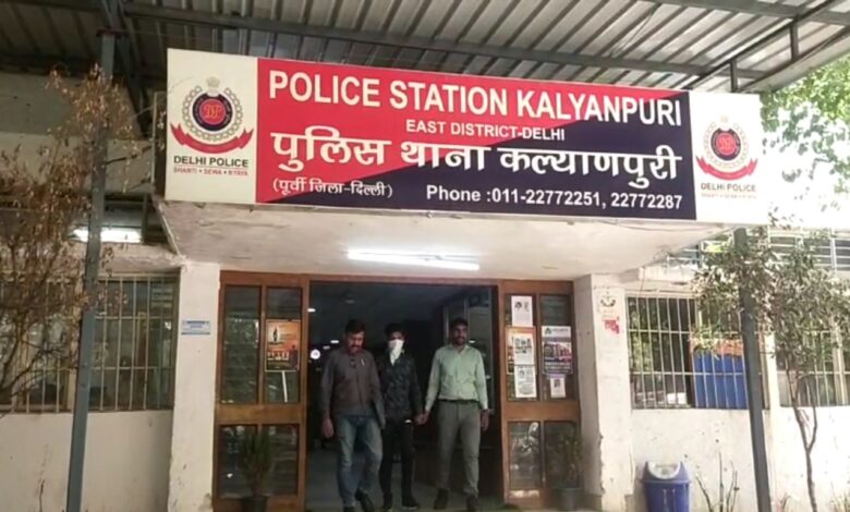 दिल्ली पुलिस ने ठक-ठक गिरोह के एक सदस्य को धर दबोचा, 10 मोबाइल फोन और एक स्कूटी बरामद