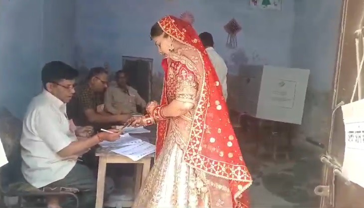 गाजियाबाद में मतदान के दौरान 7 फेरे लेने से पहले दुल्हन ने किया मतदान