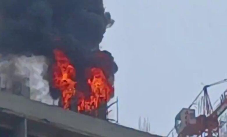 Noida Fire: नोएडा सेक्टर 62 में निर्माणाधीन इमारत की ऊपरी मंजिल पर लगी आग, दमकल की टीम मौके पर मौजूद