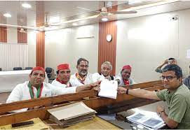 नोएडा की सीट से घोषित सपा-कांग्रेस गठबंधन के प्रत्याशी डा. महेन्द्र नागर ने सोमवार को अपना पर्चा (नामांकन) भर कर विधिवत चुनावी मैदान में कूद गए हैं।