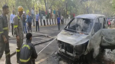 सेक्टर-70 और सेक्टर-21 में चलती दो कारों में आग लग गई। एक कार में फंसी महिला को राहगीरों ने बाहर निकाला।