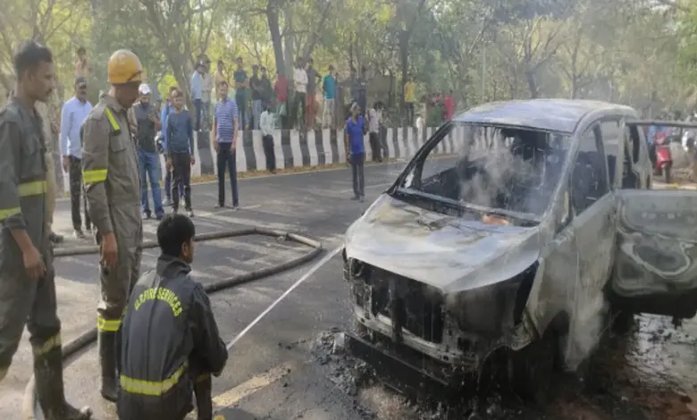 सेक्टर-70 और सेक्टर-21 में चलती दो कारों में आग लग गई। एक कार में फंसी महिला को राहगीरों ने बाहर निकाला।