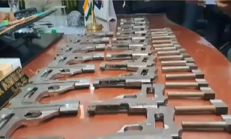थाना सेक्टर 24 पुलिस टीम ने अवैध हथियारों की तस्करी करने वाले दो बदमाश को गिरफ्तार किया