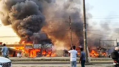 नोएडा के सेक्टर 144 स्थित एक्सेल बिल्डिंग के पास कई ढाबों में आग लग गई