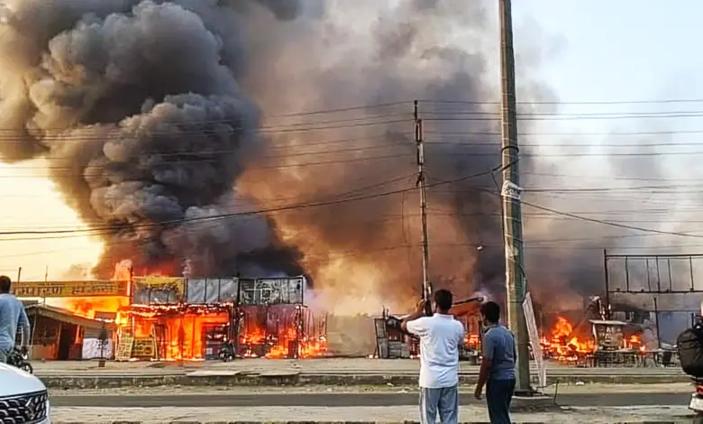 नोएडा के सेक्टर 144 स्थित एक्सेल बिल्डिंग के पास कई ढाबों में आग लग गई