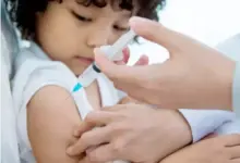 छोटे बच्चों को खसरा और रूबेला से बचाने के लिए टीकाकरण अभियान चलाया जा रहा है, जो अत्यधिक संक्रामक वायरल रोग