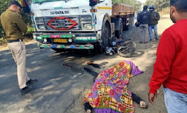 थाना बादलपुर क्षेत्र में शनिवार सुबह को एक अज्ञात ट्रक चालक ने तेजी और लापरवाही से वाहन चलाते हुए मोटरसाइकिल सवार युवक को टक्कर मार दिया