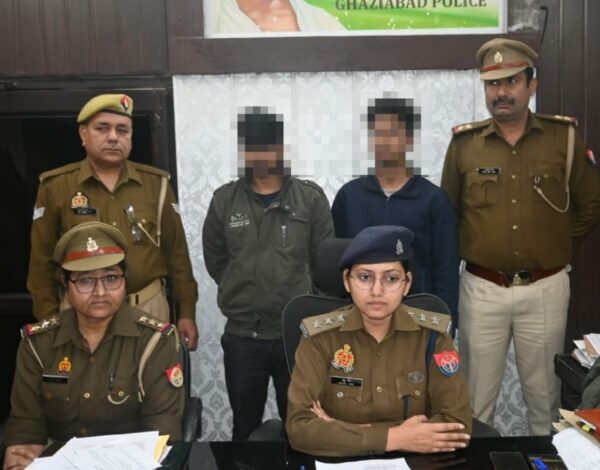 एनसीआर में मोबाइल लूटने वाले गिरोह के दो बदमाशों को पुलिस ने चेकिंग के दौरान गिरफ्तार किया