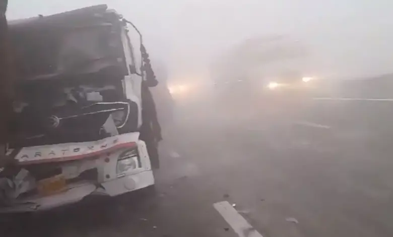 दनकौर में यमुना एक्सप्रेस-वे पर दो कैंटर गाड़ी की भिड़ंत हो गई