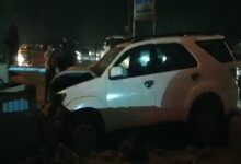 थाना बिसरख क्षेत्र में एक अज्ञात फॉर्च्यूनर कार के चालक ने तेजी और लापरवाही से वाहन चलाते हुए सड़क पर पैदल जा रही एक महिला को कुचल दिया