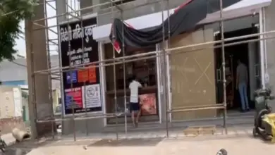 सेक्टर 122 स्थित डीपीएस स्कूल के ठीक सामने एक नई शराब की दुकान खोले जाने पर विवाद शुरू हो गया