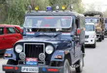 शहर की सड़क पर एक पाकिस्तानी झंडे का स्टीकर लगी कार दौड़ती नजर आई